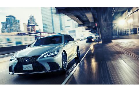 LS500h“F SPORT”（ホワイトノーヴァガラスフレーク）