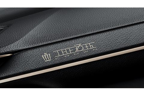 専用レーザー加飾（THE 70th ロゴ入り／インストルメントパネル）