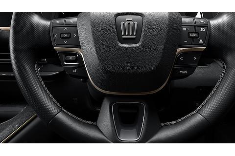3本スポークステアリングホイール（ステアリングスイッチ周辺［ウォームスティール］＋スポーク［ダークグレーメタル］＋ステッチ［ライトグレー／かがり縫い］＋ディンプル加工本革巻き）＋ステアリングヒータータッチセンサー付