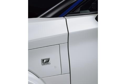 “F SPORT Performance”バッジ