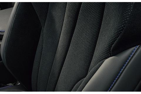 “F SPORT Performance”ウルトラスエード®（特別仕様車ブラック＋ブルーステッチ）