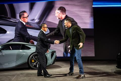 （左から）代表取締役会長 豊田 章男、執行役員 Chief Branding Officer Simon Humphries（サイモン・ハンフリーズ）