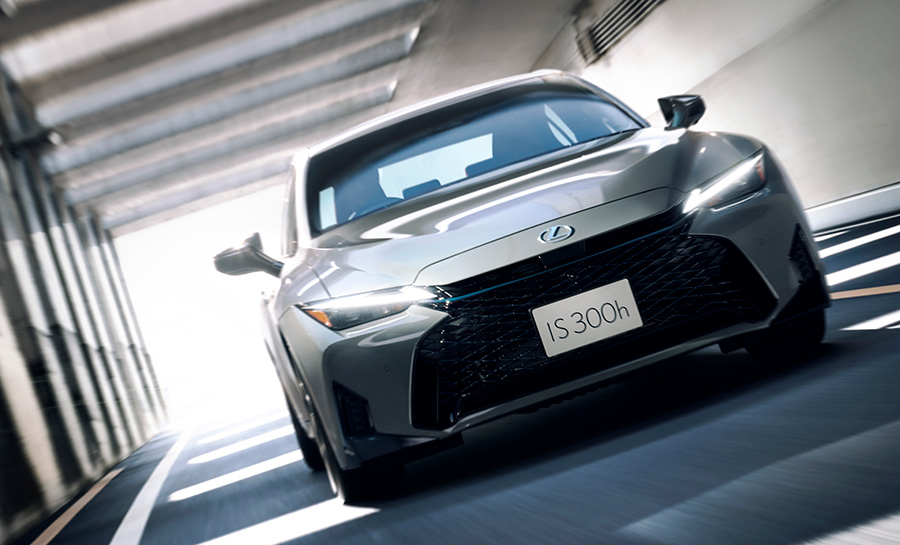 IS300h“F SPORT”（チタニウムカーバイドグレー）