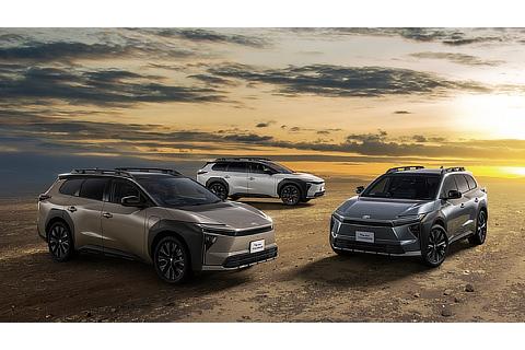 （左から）Z（4WD）（クリスタルブラックシリカ×ブリリアントブロンズメタリック）＜オプション装着車＞、Z（4WD）（クリスタルブラックシリカ×クリスタルホワイトパール）＜オプション装着車＞、Z（4WD）（マグネタイトグレーメタリック）＜オプション装着車＞