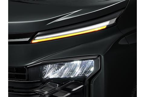 リフレクター式LEDヘッドランプ（マニュアルレベリング機能付）＋LEDターンランプ＋LEDクリアランスランプ（全車に標準装備）