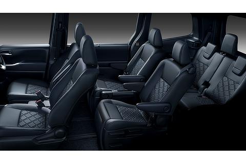 内装（S-Z・2WD・7人乗り、内装色はブラック）