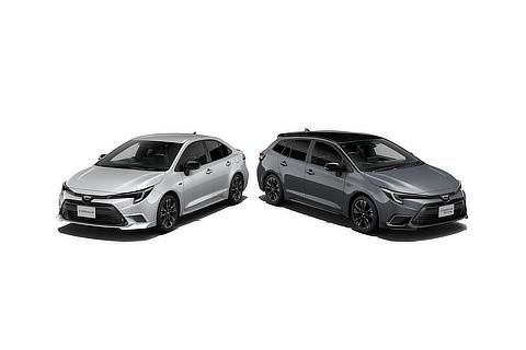 （左から）カローラ ACTIVE SPORT（ハイブリッド車）（プラチナホワイトパールマイカ）＜オプション装着車＞、カローラ ツーリング ACTIVE SPORT（ハイブリッド車）（ニュートラルブラック×アッシュ）＜オプション装着車＞