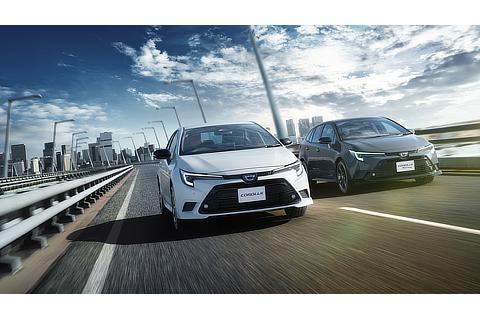 （左から）カローラ ACTIVE SPORT（ハイブリッド車）（プラチナホワイトパールマイカ）＜オプション装着車＞、カローラ ツーリング ACTIVE SPORT（ハイブリッド車）（ニュートラルブラック×アッシュ）＜オプション装着車＞