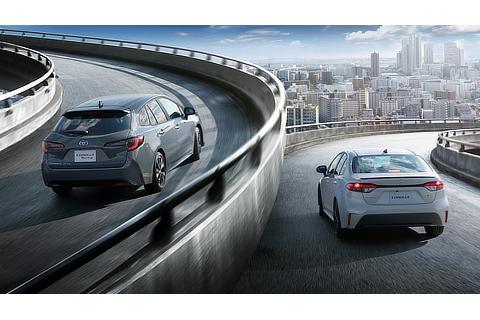 （左から）カローラ ツーリング ACTIVE SPORT（ハイブリッド車）（ニュートラルブラック×アッシュ）＜オプション装着車＞、カローラ ACTIVE SPORT（ハイブリッド車）（プラチナホワイトパールマイカ）＜オプション装着車＞