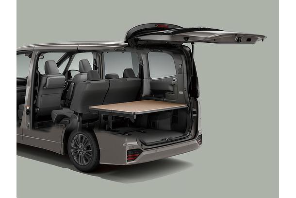 Yui90ヴォクシー 純正セット 2026年製 走行1500キロ未満 ノア Yui90ヴォクシー 純正セット 2026年製 走行1500キロ未満 ノア ノア