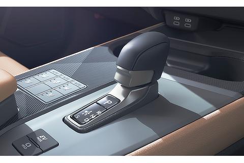 UX300h“Shining Essence”