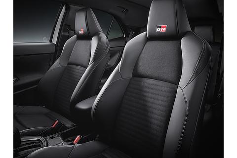 専用スポーティシート（GRロゴ付）／シート表皮（エアヌバック®＋合成皮革）