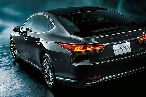 LS500h“グラファイトブラックガラスフレーク”