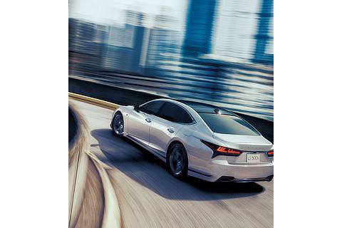 LS500h“ホワイトノーヴァガラスフレーク”