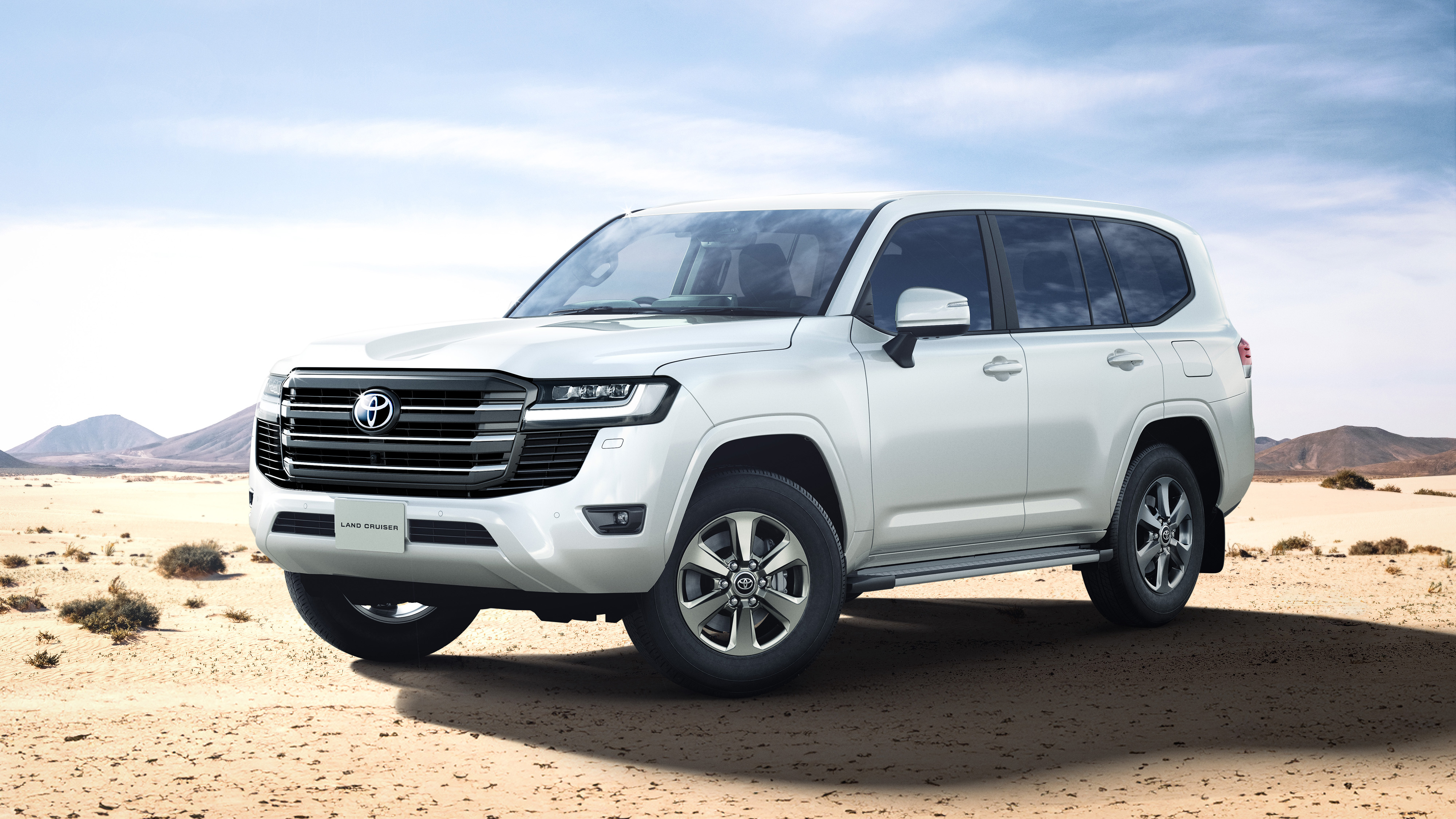 Toyota Land Cruiser 300 Hybrid белого цвета в пустыне