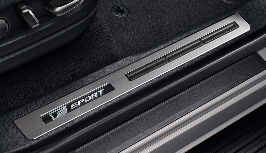 “F SPORT”ブラックロゴスカッフプレート