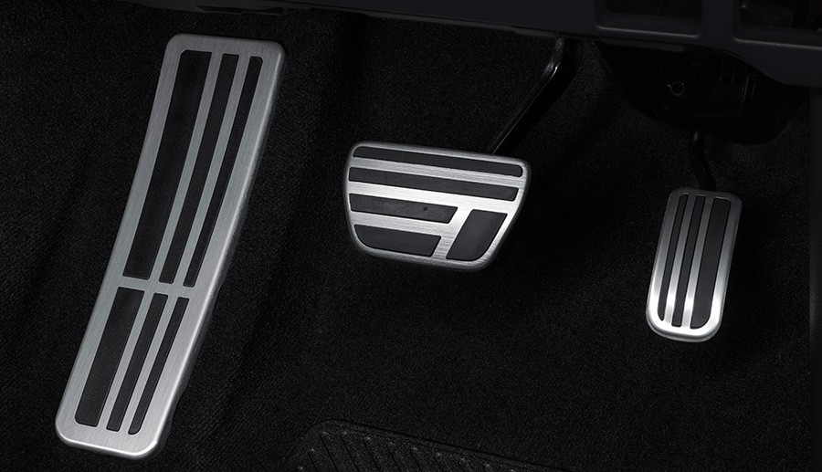 “F SPORT”アルミ製スポーツペダル＆フットレスト