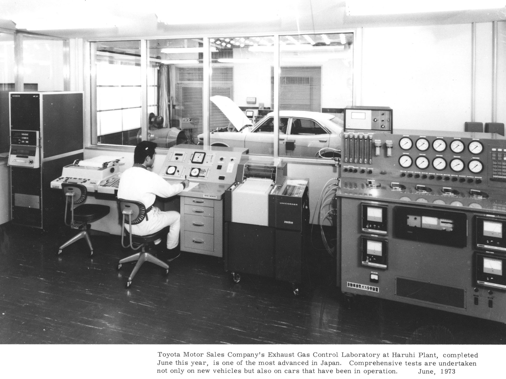 Toyota Motor Sales Company's Exhaust Gas Control Laboratory at Haruhi Plant, completed June this year, is one of the most advanced in Japan. Comprehensive tests are undertaken not only on new vehicles but also on cars that have been in operation.