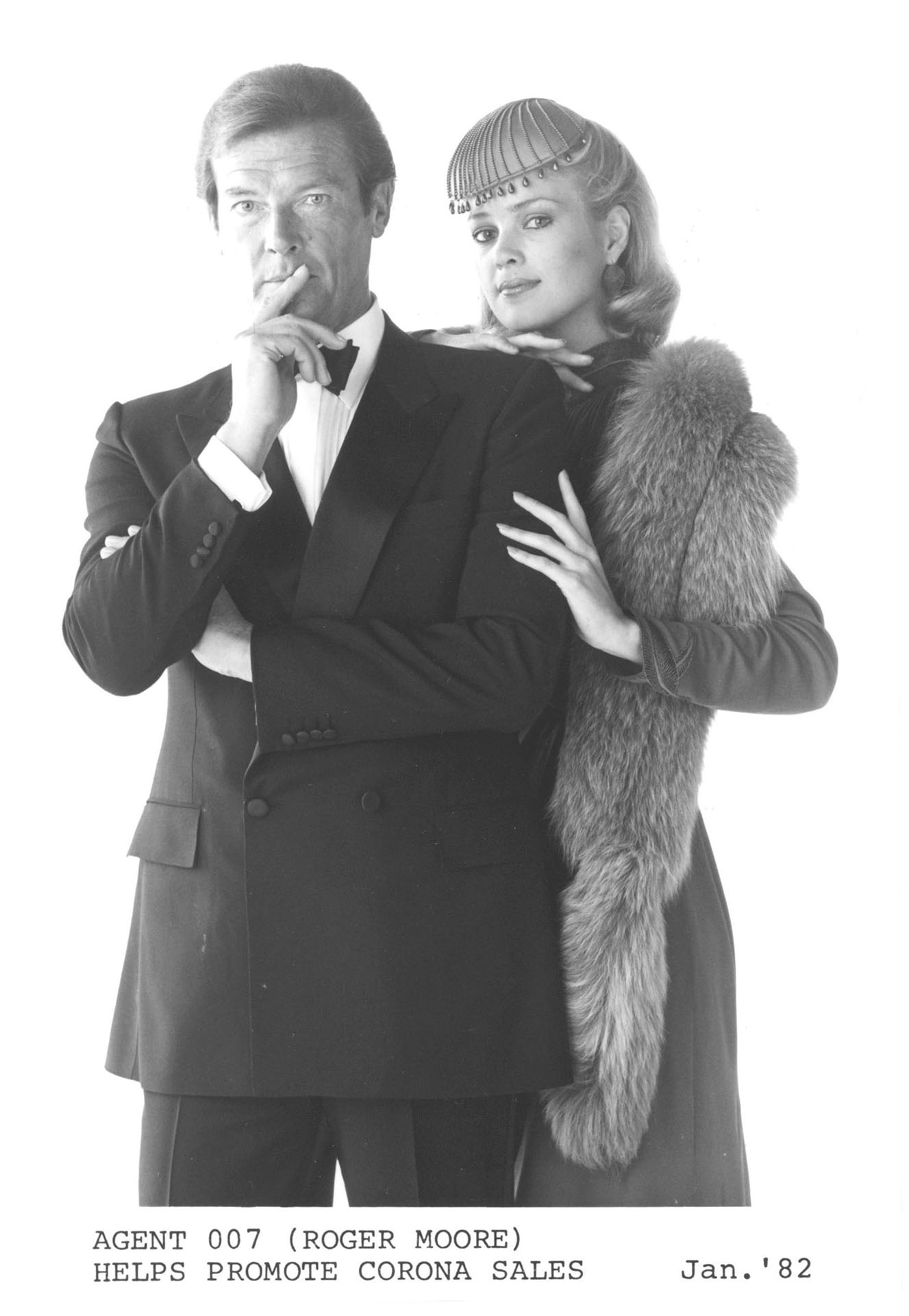 AGENT 007 (ROGER MOORE) HELPS PROMOTE CORONA SALES