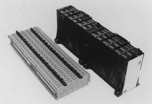 （左）新型バッテリー、（右）現行型バッテリー