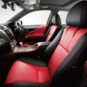 シートカラー・スカーレット選択時(セミアニリン本革パッケージ・ブラックコンビネーションカラー)