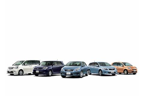 左からノア50周年記念特別仕様車Si“Rayish”（7人乗り・2WD）カローラルミオン50周年記念特別仕様車1.8S“On B”（2WD）カローラアクシオ50周年記念特別仕様車1.5G“Classico”（2WD）カローラフィールダー50周年記念特別仕様車1.5X“Light”（2WD）パッソ50周年記念特別仕様車1.0＋Hana“Apricot Collection”（2WD）