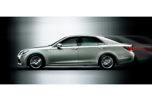 Crown Hybrid Royal Saloon G