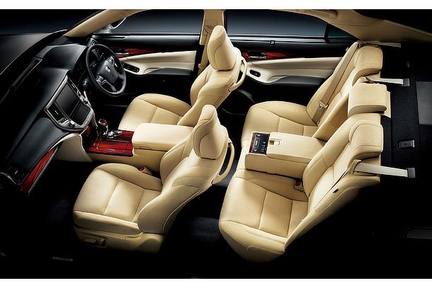 Crown Hybrid Royal Saloon G