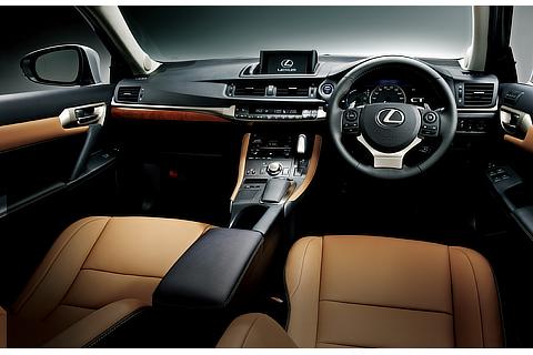 CT200h“version L”（インテリアカラー ： トパーズブラウン）＜オプション装着車＞