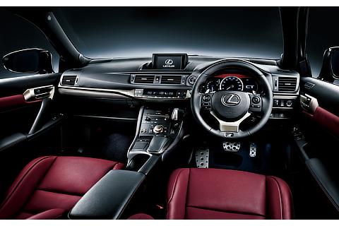 CT200h“F SPORT”（インテリアカラー ： “F SPORT”専用ダークローズ）＜オプション装着車＞