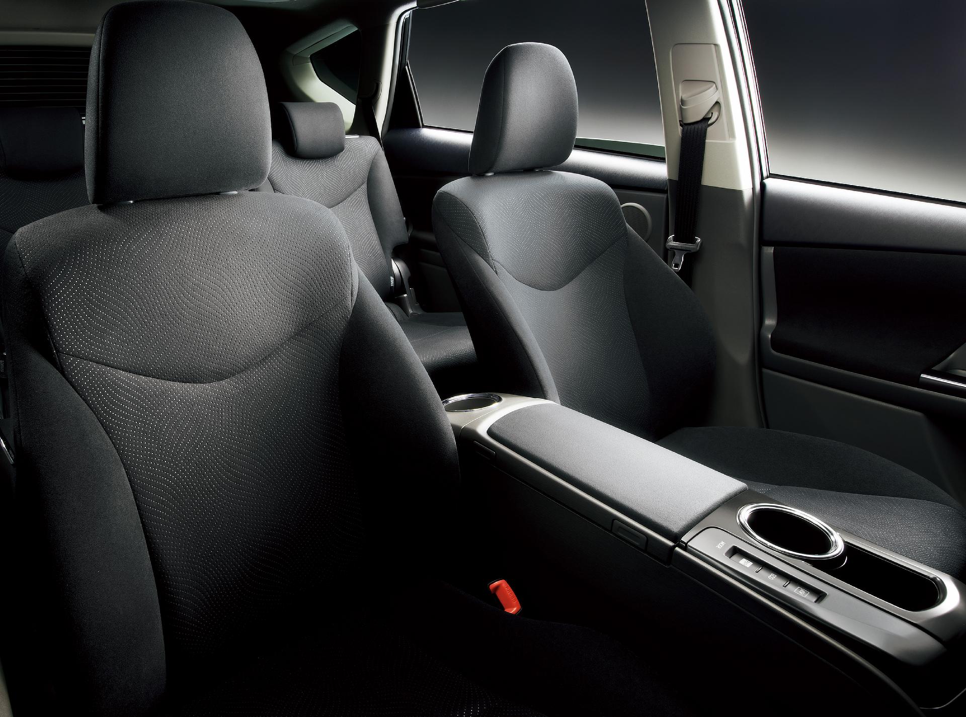 特別仕様車 S“tune BLACK”（7人乗り） 〈オプション装着車〉