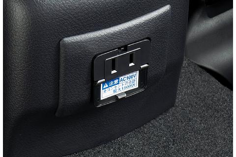 アクセサリーコンセント (センターコンソールボックス後方)