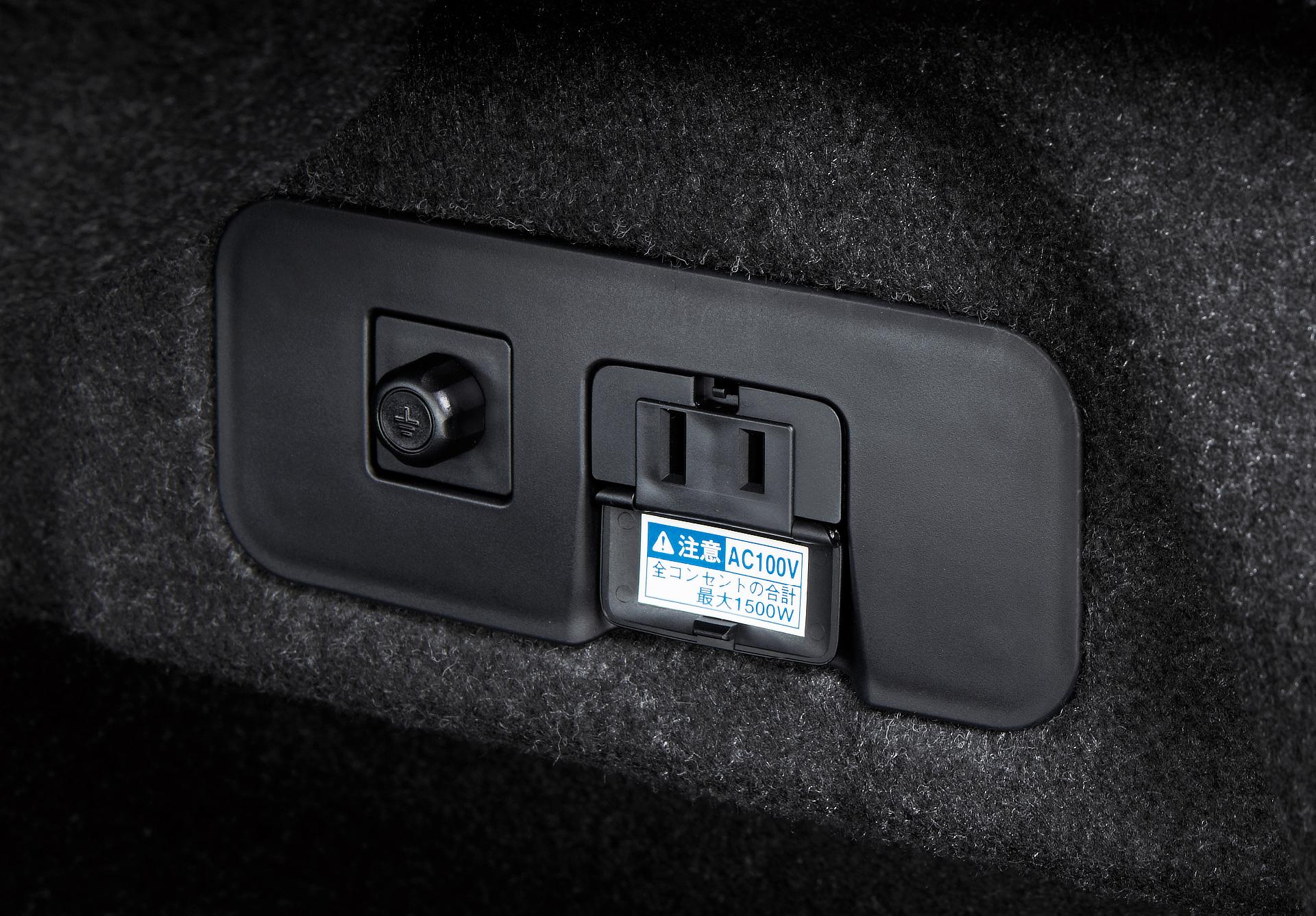 アクセサリーコンセント (トランクルーム右側)