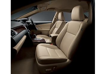 ハイブリッド “レザーパッケージ” (内装色：シェル)