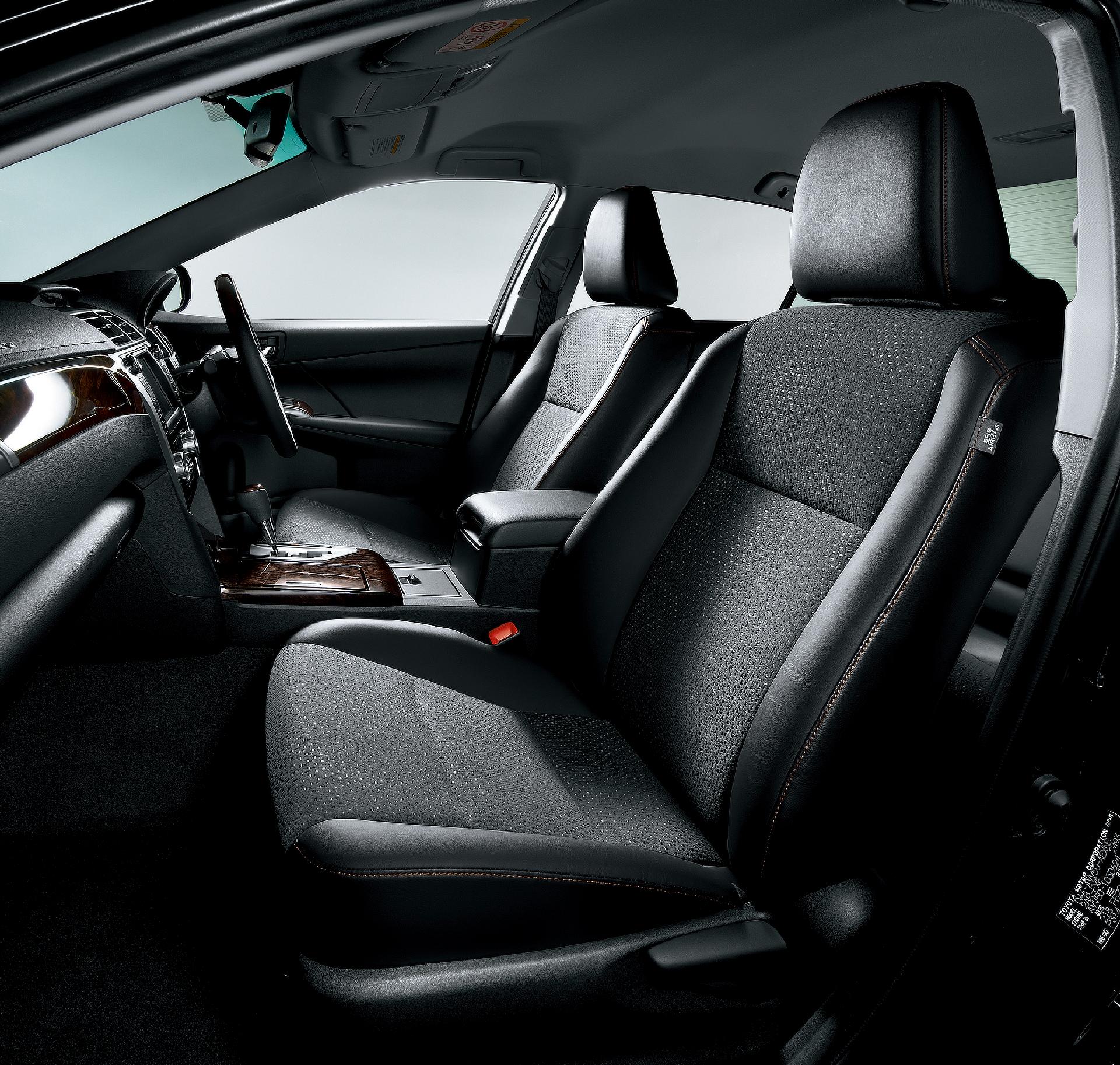 特別仕様車 ハイブリッド“Gパッケージ・PREMIUM BLACK” (内装色：ブラック) ＜オプション装着車＞