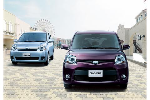 左 ： X“Lパッケージ” （ライトブルーマイカメタリック） 右 ： DICE （ボルドーマイカメタリック）