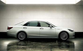 クラウン マジェスタ “Fバージョン”(ホワイトパールクリスタルシャイン)＜オプション装着車＞