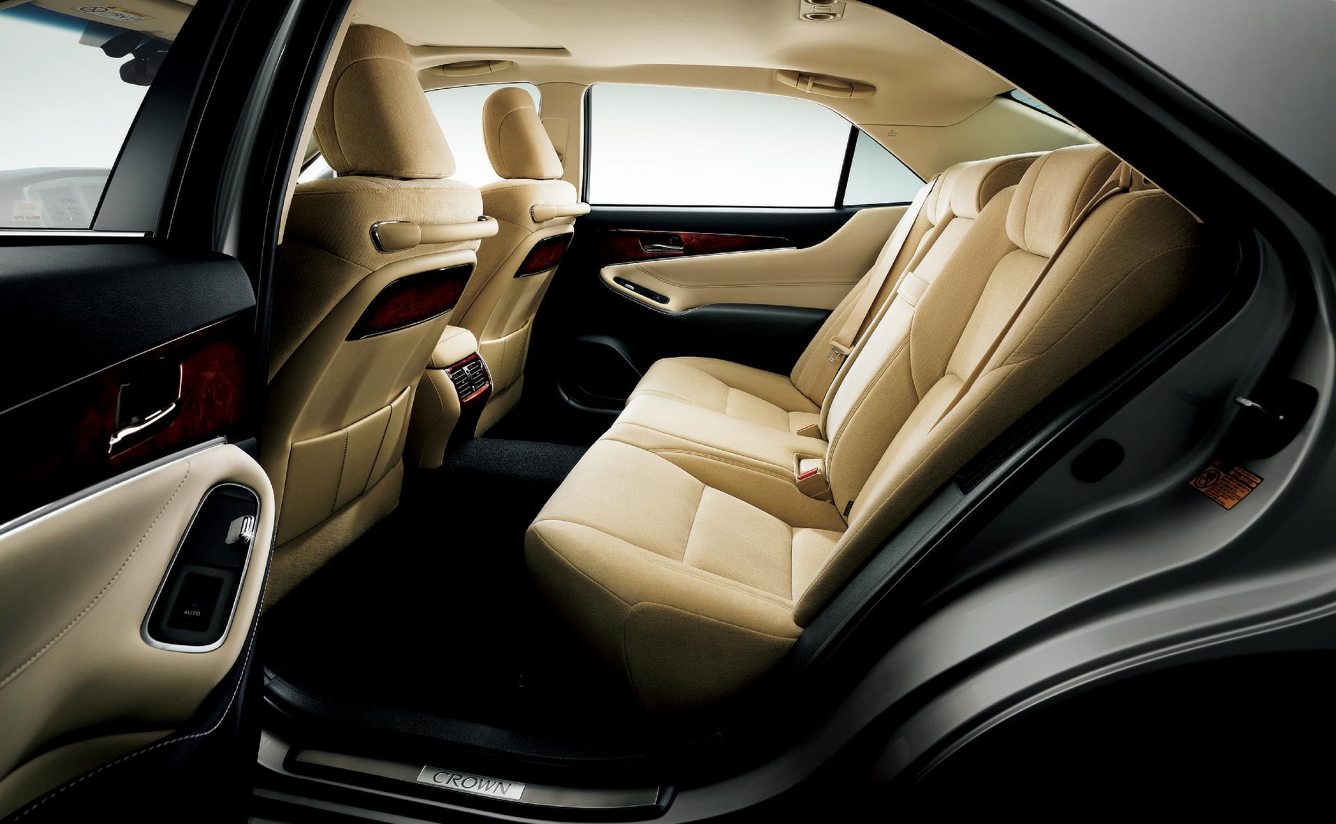 クラウン マジェスタ(内装色：フラクセン)＜オプション装着車＞