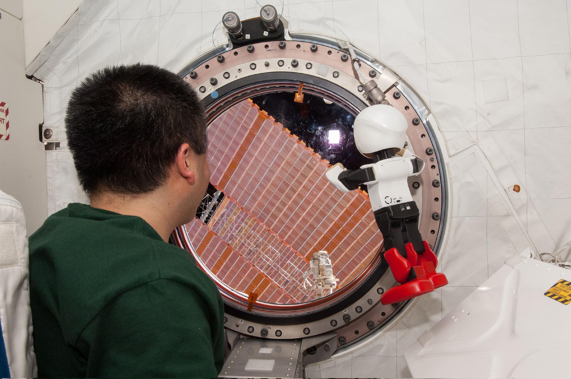 『KIROBO』と若田光一宇宙飛行士、ISSで会話