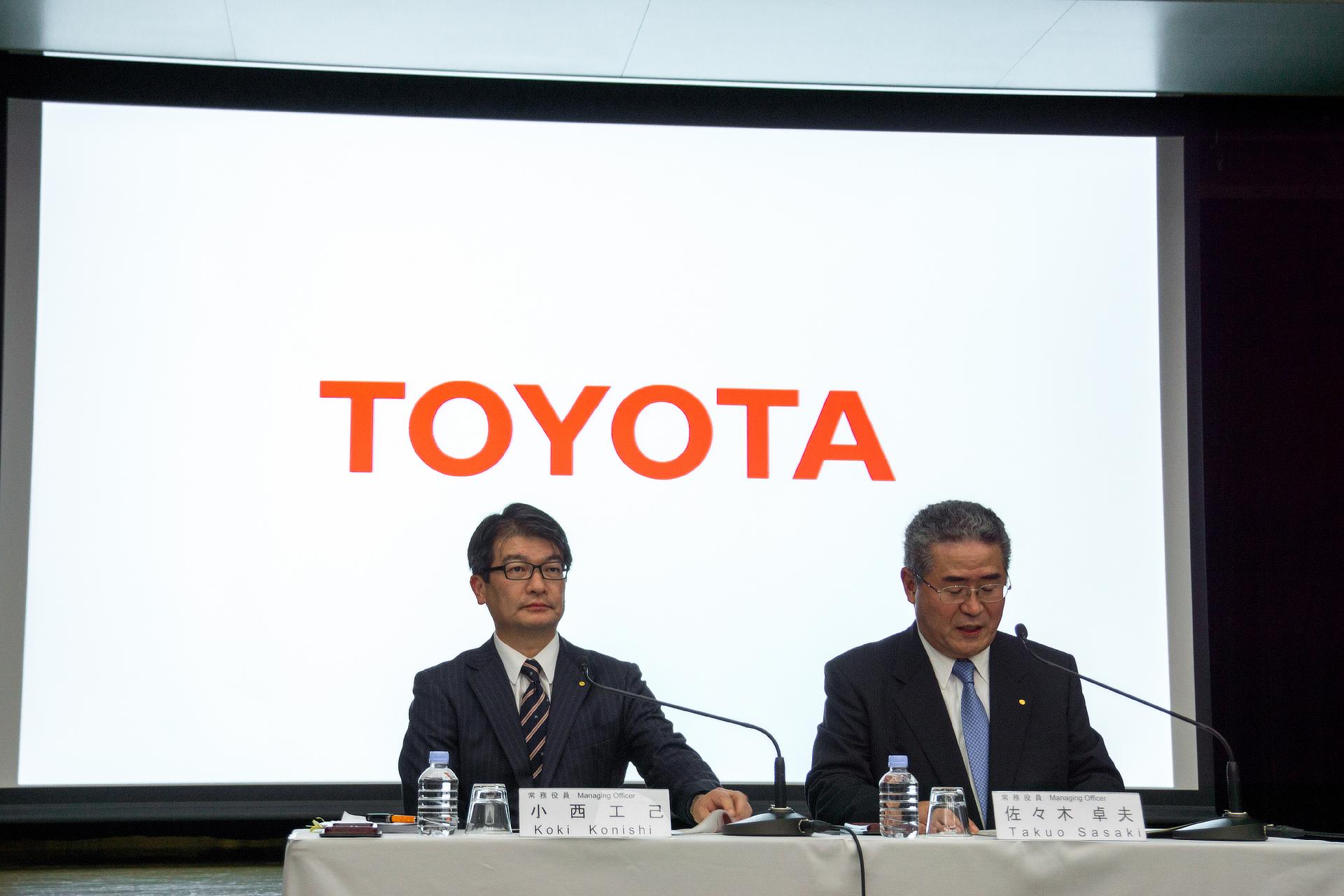 Managing Officer Koki Konishi (left) and Managing Officer Takuo Sasaki (right) at FY2015 1Q Financial Results Press Briefing