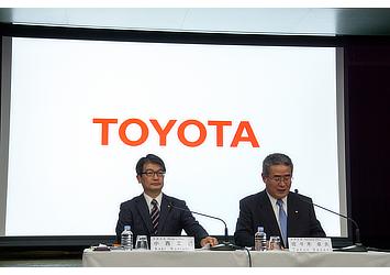 Managing Officer Koki Konishi (left) and Managing Officer Takuo Sasaki (right) at FY2015 1Q Financial Results Press Briefing