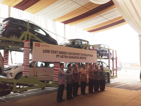 Export ceremony participants (left to right): TMC Managing Officer Hiroyuki Fukui; Daihatsu EVP Tatsuya Kaneko; Japan Ambassador to Indonesia Yashinori Katori; Indonesia Minister of Industry MS Hidayat; Astra International President Director Prijono Sugiarto; PT Astra Daihatsu Motor President Director Sudirman MR; Toyota Indonesia President Director Johnny Darmawan