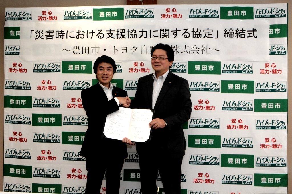 Toyota City Mayor Toshihiko Ota (left) and TMC Senior Managing  Officer Naoki Miyazaki (right)