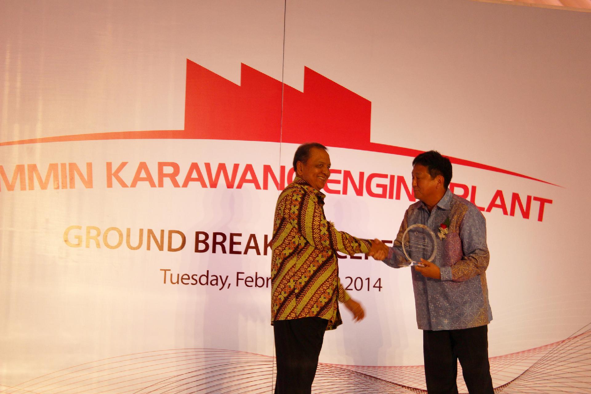 Indonesia Minster of Industry MS Hidayat shaking hands with TMC MO Hiroyuki Fukui