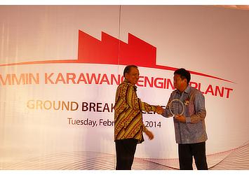 Indonesia Minster of Industry MS Hidayat shaking hands with TMC MO Hiroyuki Fukui