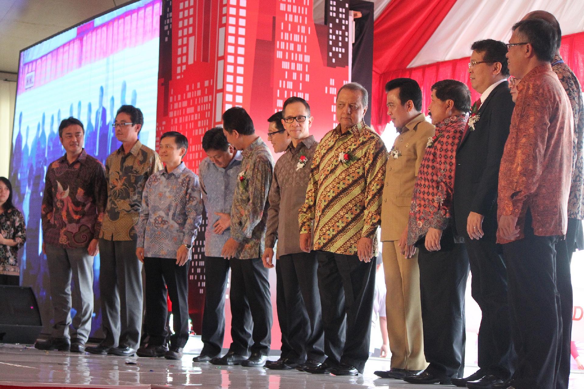 Indonesian Minister of Industry MS Hidayat (center right) and Indonesia Investment Coordinating Board Chairman Mahendra Siregar pose with TMC MO Hiroyuki Fukui and TMMIN management