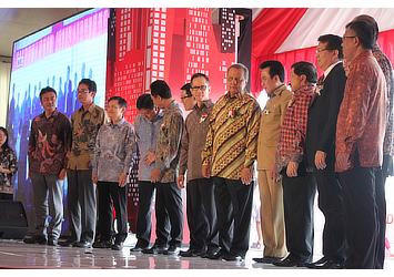 Indonesian Minister of Industry MS Hidayat (center right) and Indonesia Investment Coordinating Board Chairman Mahendra Siregar pose with TMC MO Hiroyuki Fukui and TMMIN management