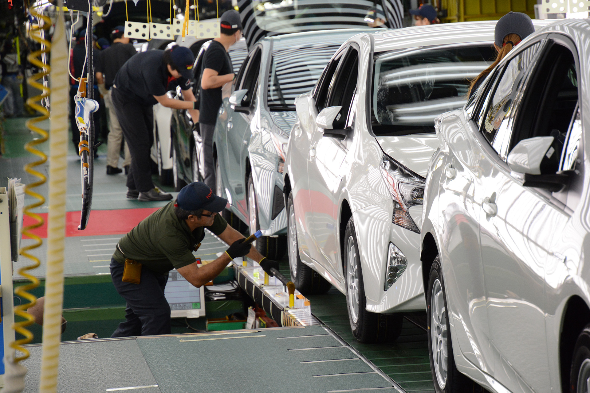 [Tsutsumi plant] Prius assembly line