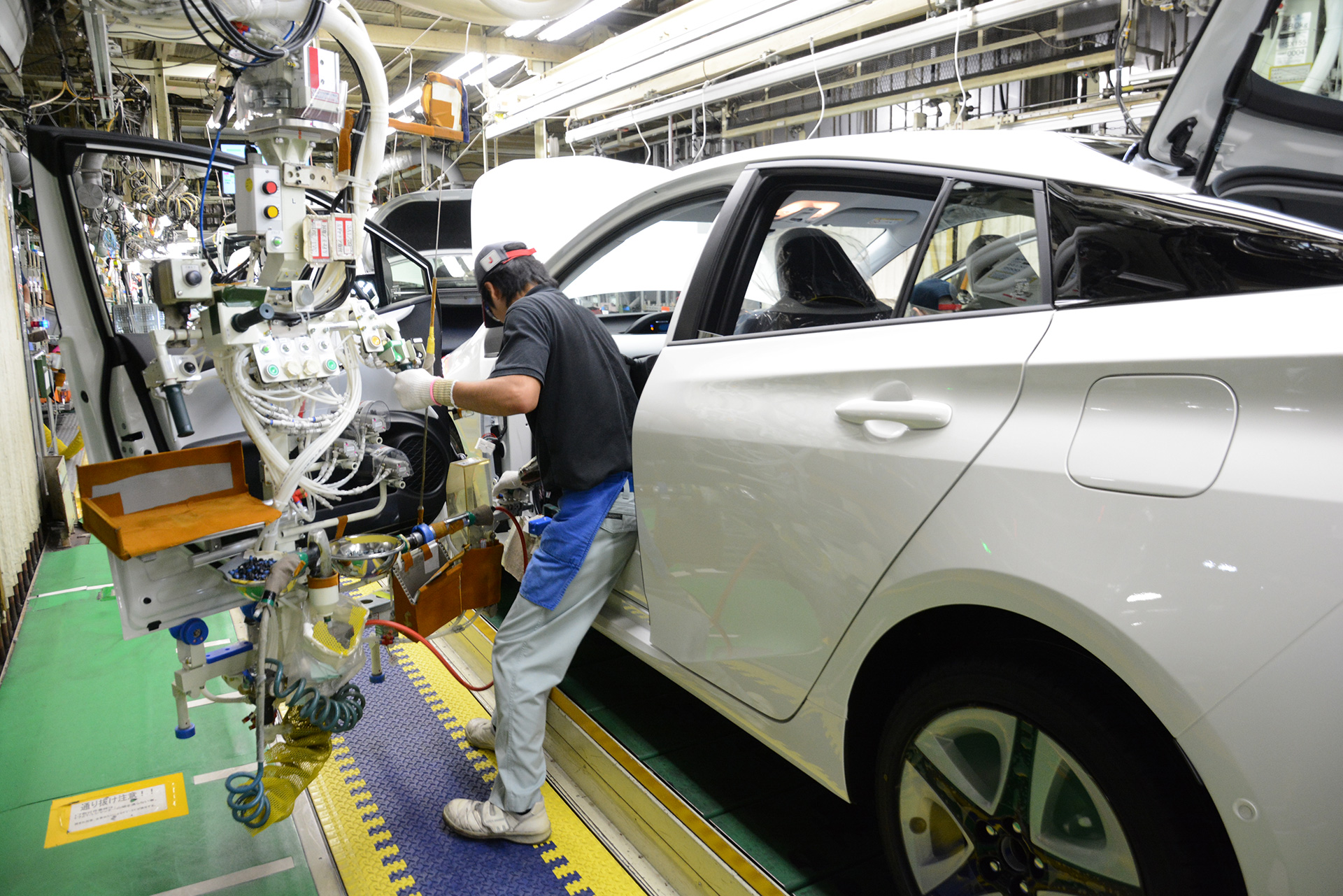 [Tsutsumi plant] Prius assembly line