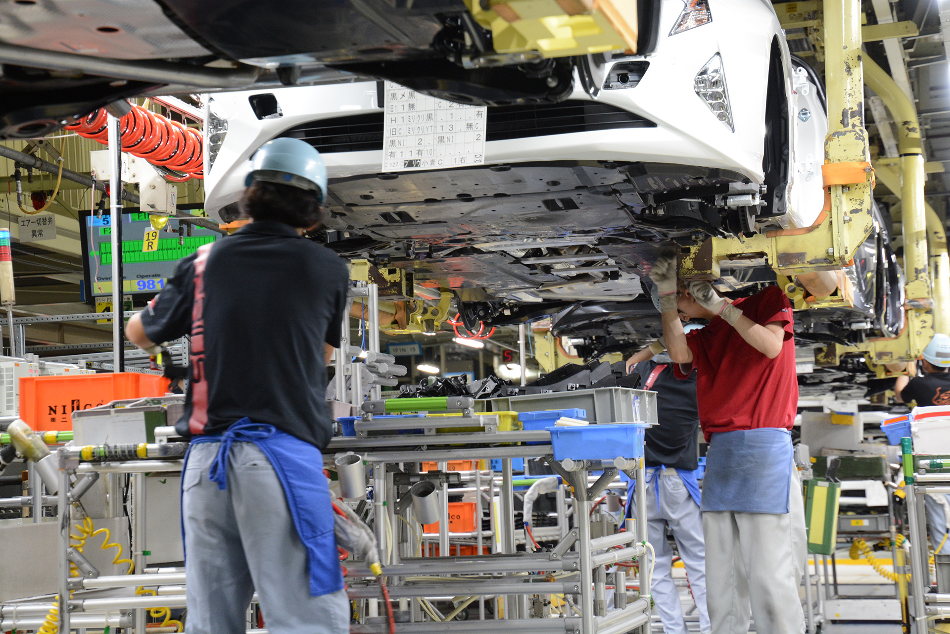 [Tsutsumi plant] Prius assembly line